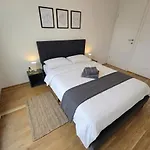 Central Innsbruck Apartment *